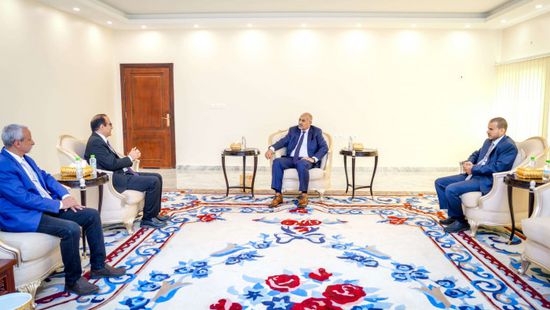 الرئيس الزُبيدي يبحث أوضاع المستشفيات الحكومية وتعزيز صناعة الدواء