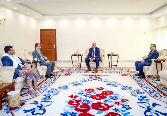 الرئيس الزُبيدي يطلع على المخطط الإنشائي لمركز المؤتمرات في شبوة