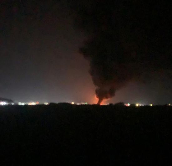 السيطرة على حريق ناقلة محروقات في مطار عتق