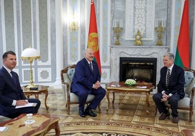 رئيس بيلاروسيا يقدم هدايا ثمينة لترامب وزوجته