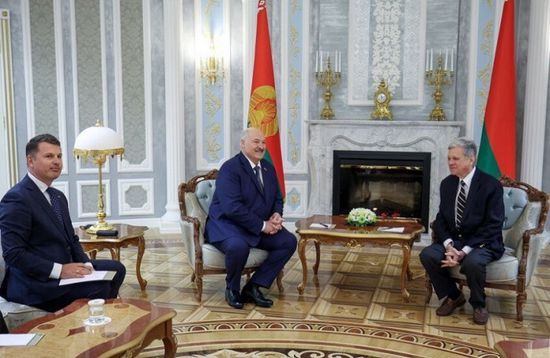 رئيس بيلاروسيا يقدم هدايا ثمينة لترامب وزوجته