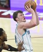 هورنتس يهزم كافاليرز بعدما حرمه من تسجيل أي نقطة بالوقت الإضافي