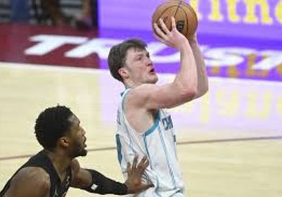 هورنتس يهزم كافاليرز بعدما حرمه من تسجيل أي نقطة بالوقت الإضافي