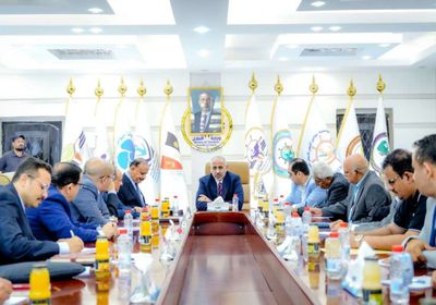 الرئيس الزُبيدي يتفقد وزارة النقل ويبحث تطوير بنيتها التحتية