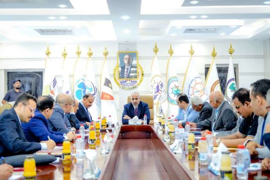 الرئيس الزُبيدي يتفقد وزارة النقل ويبحث تطوير بنيتها التحتية