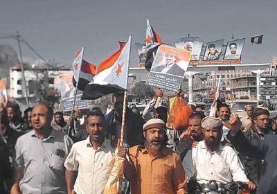 ممثلو سلطة الضالع ينضمون لساحة الاعتصام تأييد لقرارات الرئيس الزُبيدي