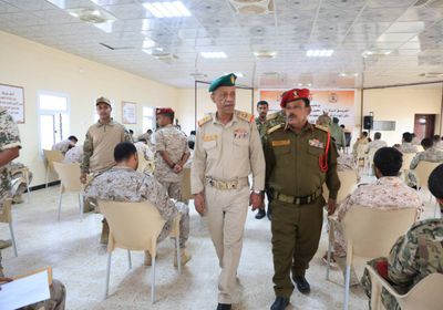 قائد "العسكرية الثانية" يتفقد امتحانات دورة قادة السرايا في المكلا