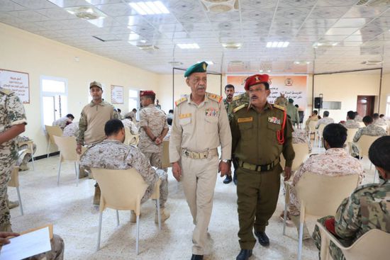 قائد "العسكرية الثانية" يتفقد امتحانات دورة قادة السرايا في المكلا