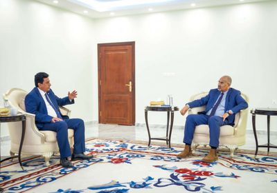 الرئيس الزُبيدي يناقش خطط تأهيل الكادر الوظيفي في أمانة مجلس الوزراء