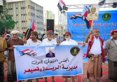 وفد من أبناء الريدة يصل إلى ساحة الاعتصام بالمكلا