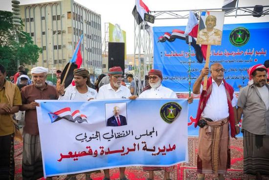 وفد من أبناء الريدة يصل إلى ساحة الاعتصام بالمكلا