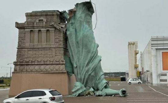 بعد عاصفة قوية.. انهيار تمثال الحرية البرازيلي