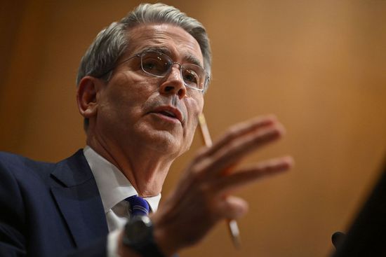 وزير الخزانة الأمريكي يرشح "وارش" و"هاسيت" لخلافة باول