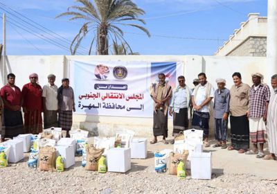 انتقالي المهرة يوزع السلال الغذائية على الأسر الأشد احتياجاً