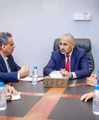 الرئيس الزُبيدي يتفقد سير العمل في وزارة الإدارة المحلية بعدن