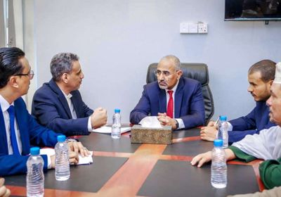 الرئيس الزُبيدي يتفقد سير العمل في وزارة الإدارة المحلية بعدن