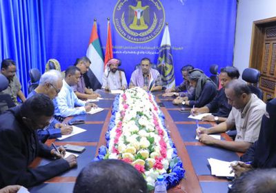 انتقالي وادي حضرموت يستعرض جهود توزيع المساعدات الإنسانية