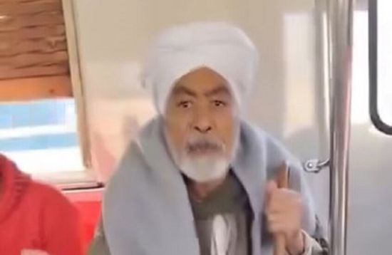 فيديو.. مشادة حادة بين مسن وشابة في مترو الأنفاق بمصر تثير جدلاً واسعًا والسبب صادم
