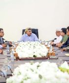 الرئيس الزُبيدي يبحث جهود تطبيع الأوضاع في سقطرى والمهرة