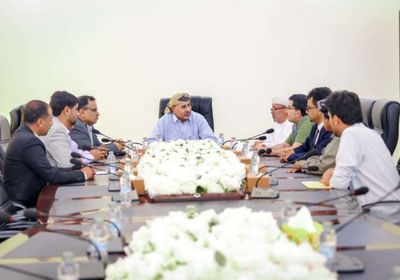 الرئيس الزُبيدي يبحث جهود تطبيع الأوضاع في سقطرى والمهرة