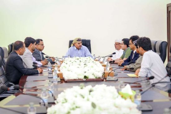 الرئيس الزُبيدي يبحث جهود تطبيع الأوضاع في سقطرى والمهرة