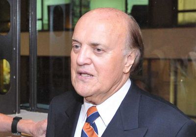 وفاة المراسل الحربي الشهير بيتر أرنيت عن 91 عاما