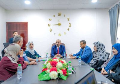 الرئيس الزُبيدي يتفقد سير العمل في الجهاز المركزي للإحصاء