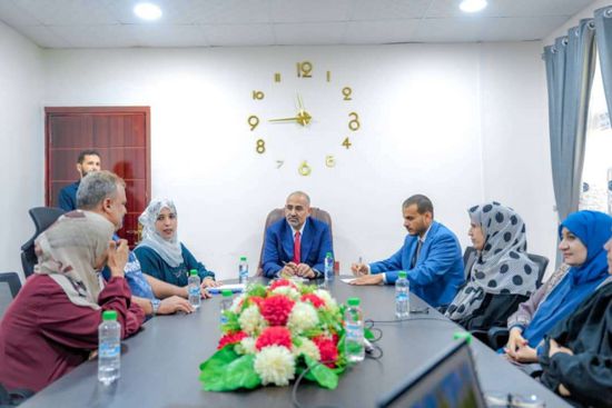 الرئيس الزُبيدي يتفقد سير العمل في الجهاز المركزي للإحصاء