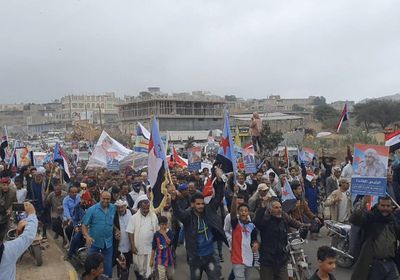 توافد حشود من مختلف مديريات الضالع لساحة الاعتصام