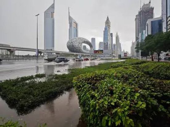 السلطات في دبي تحث السكان على البقاء في المنازل بسبب المطر
