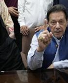 السجن 17 سنة لكل من رئيس وزراء باكستان السابق عمران خان وزوجته في قضية فساد