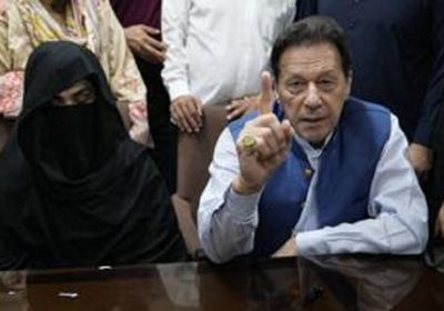 السجن 17 سنة لكل من رئيس وزراء باكستان السابق عمران خان وزوجته في قضية فساد