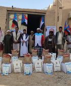 انتقالي وادي العين وحورة يوزع مساعدات غذائية على الأسر