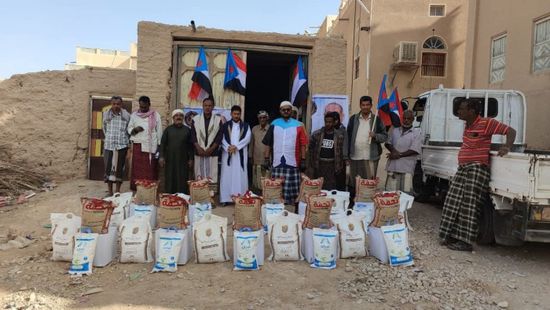 انتقالي وادي العين وحورة يوزع مساعدات غذائية على الأسر
