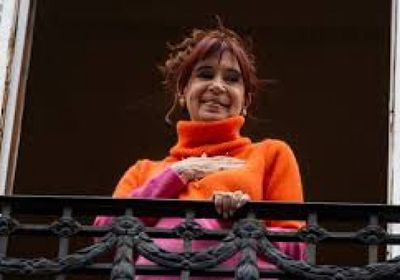 الرئيسة الأرجنتينية السابقة كيرشنر تخرج من إقامتها الجبرية لعملية طبية