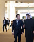 محمد بن زايد يستقبل الرئيس الفرنسي في أبوظبي