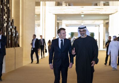 محمد بن زايد يستقبل الرئيس الفرنسي في أبوظبي