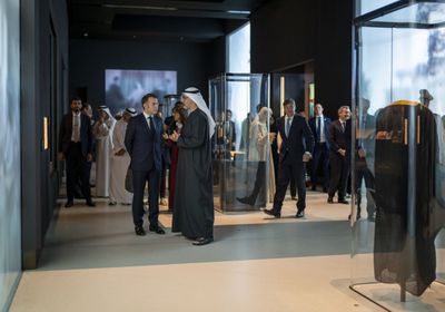 يرافقه ولي عهد أبوظبي.. الرئيس الفرنسي يزور متحف زايد الوطني