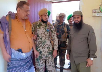 قائد الحزام الأمني يتفقد القوات في قطاع زنجبار