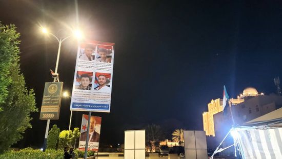 رفع صور شهداء تحرير وادي حضرموت بمخيم اعتصام سيئون