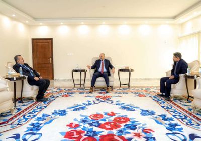 الرئيس الزُبيدي يطلع على أوضاع مطار عدن الدولي