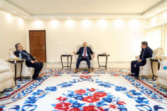 الرئيس الزُبيدي يطلع على أوضاع مطار عدن الدولي