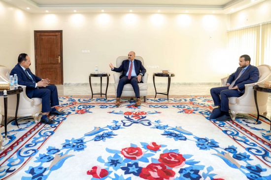 الرئيس الزُبيدي يتابع مشاريع صيانة شبكة الطرق بين المحافظات