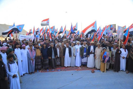 وفود القبائل تنضم إلى ساحة الاعتصام الشعبي في الغيضة