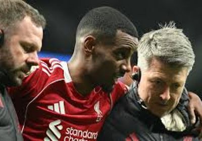 سلوت: إيساك سيغيب عن ليفربول لمدة شهرين على الأقل