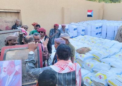 انتقالي القطن يواصل توزيع المساعدات الغذائية على أسر المديرية