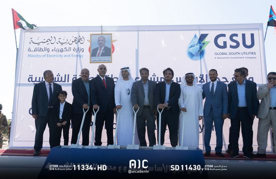 الرئيس الزُبيدي يضع حجر أساس المحطة الشمسية الإماراتية في أبين