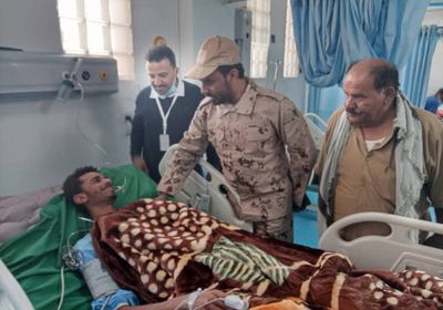 أركان دفاع شبوة يتفقد جرحى القوات الجنوبية بمستشفى بن زايد في عتق