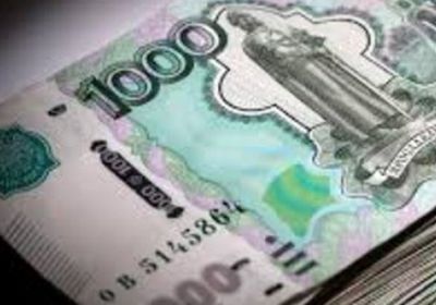 الروبل الروسي يتصدر العملات العالمية بمكاسب وصلت إلى 45%
