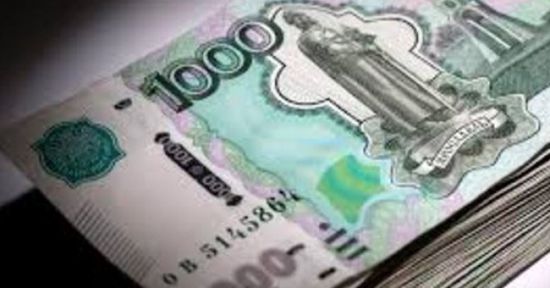 الروبل الروسي يتصدر العملات العالمية بمكاسب وصلت إلى 45%